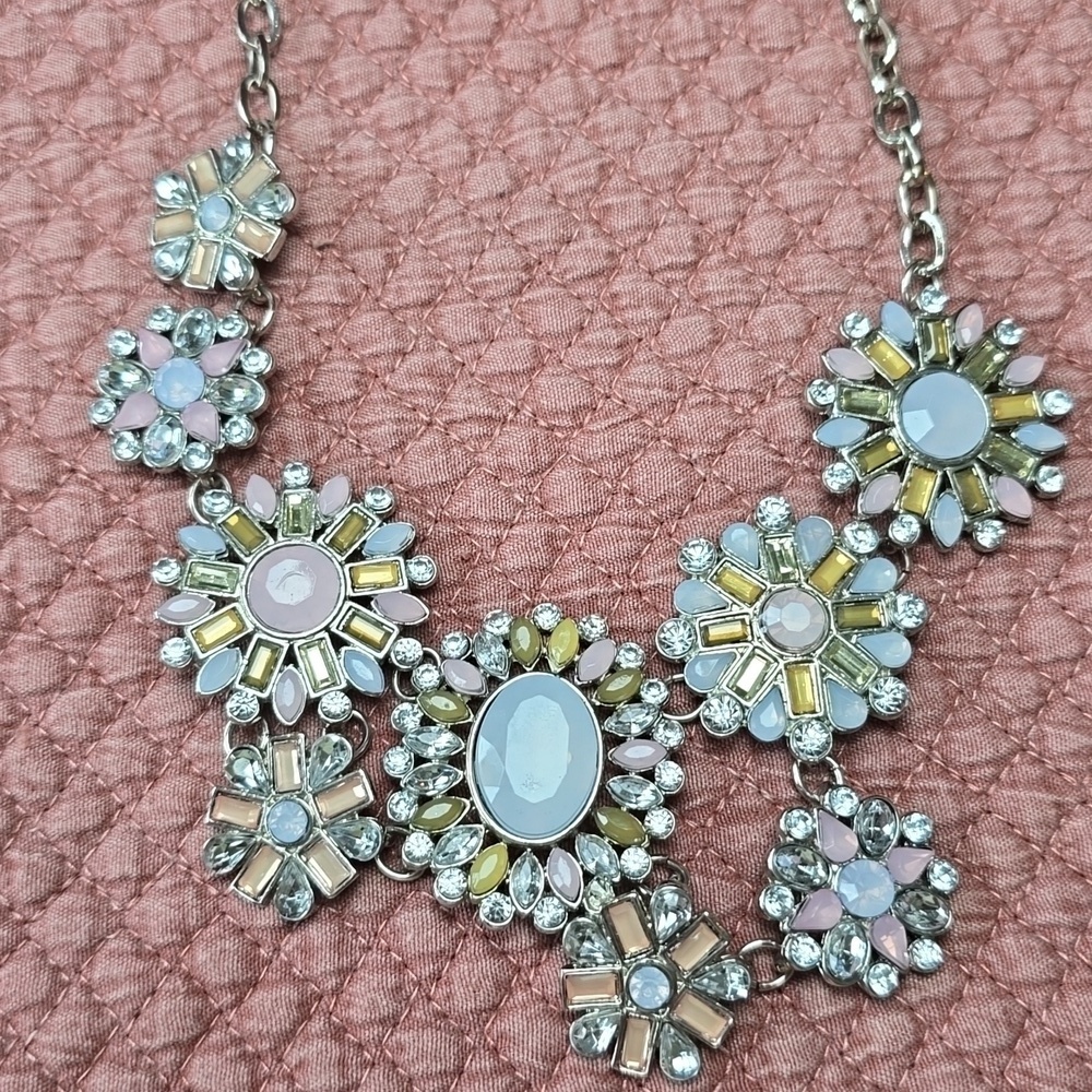 Stella & Dot Elegant Floral Statement Necklace - Picture 9 of 9
